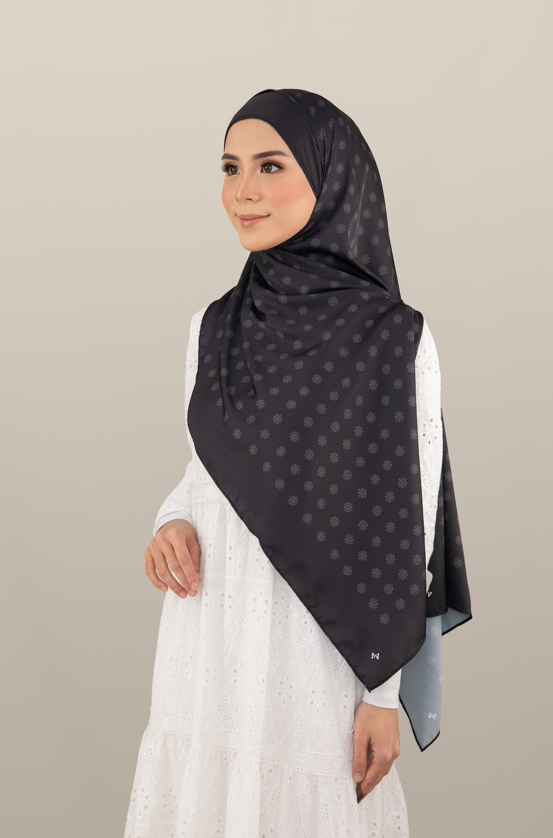 Eevie Premium Shawl - Black